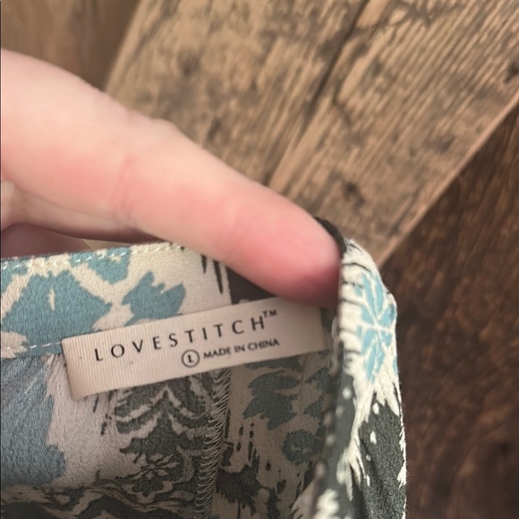 Light Patterned Women's Blouse - Picture 7 of 9